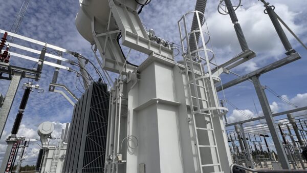 Sopi Hübriidpark 4×100 MVA 330 kV jõutrafo